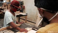 Selama masa pandemi, pesanan furnitur di Yayasan Penyandang Cacat Mandiri mengalami penurunan cukup drastis.