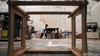 Pekerja penyandang disabilitas sedang menyelesaikan pembuatan furnitur di Yayasan Penyandang Cacat Mandiri di Bantul, Yogyakarta, Kamis (17/12/2020).