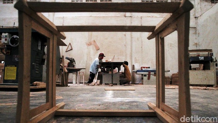 Pekerja penyandang disabilitas sedang menyelesaikan pembuatan furniture di ruang kerja milik Yayasan Penyandang Cacat Mandiri di Bantul, Yogyakarta, Kamis (17/12/2020).
