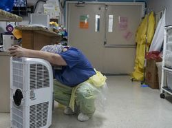 Foto Perjuangan Nakes Tangani COVID-19 Bikin Hati Terenyuh