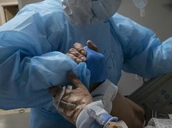 Foto Perjuangan Nakes Tangani COVID-19 Bikin Hati Terenyuh