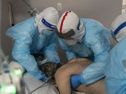 Foto Perjuangan Nakes Tangani COVID-19 Bikin Hati Terenyuh