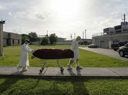 Foto Perjuangan Nakes Tangani COVID-19 Bikin Hati Terenyuh