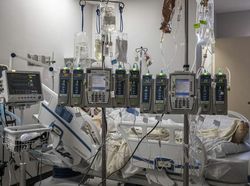 Foto Perjuangan Nakes Tangani COVID-19 Bikin Hati Terenyuh