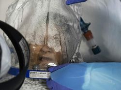 Foto Perjuangan Nakes Tangani COVID-19 Bikin Hati Terenyuh