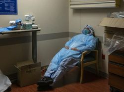 Foto Perjuangan Nakes Tangani COVID-19 Bikin Hati Terenyuh