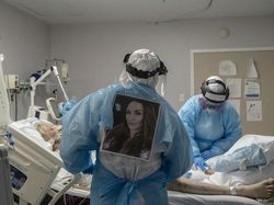 Foto Perjuangan Nakes Tangani COVID-19 Bikin Hati Terenyuh