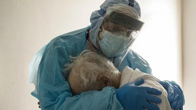 Foto Perjuangan Nakes Tangani COVID-19 Bikin Hati Terenyuh