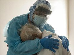 Foto Perjuangan Nakes Tangani COVID-19 Bikin Hati Terenyuh