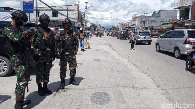 Personel TNI-Polri mengawal proses pencarian 'dana Natal' untuk warga Suku Kamo Mimika (Saiman/detikcom)