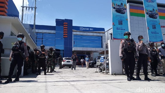 Personel TNI-Polri mengawal proses pencarian dana Natal untuk warga Suku Kamo Mimika (Saiman/detikcom)