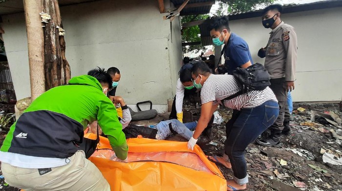 Polis mengevakuasi jasad sorang kakek di Garut.