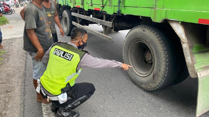 Polisi memeriksa truk gandeng yang terlibat kecelakaan dan menewaskan seorang pemotor di Solo, Kamis (17/12/2020).