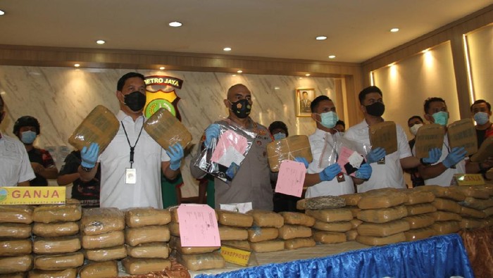Polres Jakbar gagakkan pengiriman ganja seberat 173 Kg