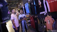 President Director TIKI Yulina Hastuti dan Co-Founder Grebe Timothy Pieter Pribadhi melihat produk dari UMKM lokal disela Program PSBB TIKI #darilokaluntuklokal di Lippo Mall Puri, Jakarta, Kamis (17/12/2020). 