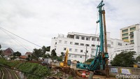 Sejumlah alat berat juga terus bekerja di lokasi proyek jalur ganda atau double track kereta api Bogor-Sukabumi.