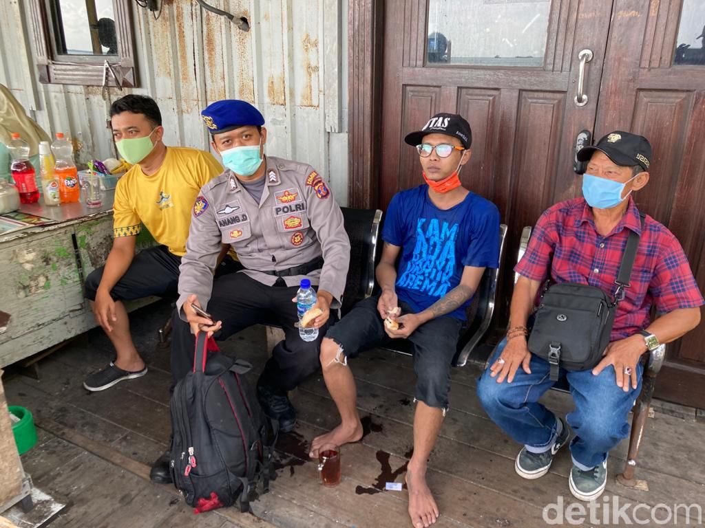 Proses evakuasi Dedik Purnomo, pemuda yang nekat mau nyeberang dari Balikpapan ke Malang (dok Istimewa)