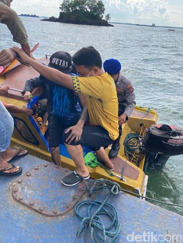 Proses evakuasi Dedik Purnomo, pemuda yang nekat mau nyeberang dari Balikpapan ke Malang (dok Istimewa) Proses evakuasi Dedik Purnomo, pemuda yang nekat mau nyeberang dari Balikpapan ke Malang (dok Istimewa)