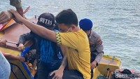 Dedik dievakuasi motoris, warga, dan polisi. Dia ditemukan terapung-apung di Pelabuhan Semayang Balikpapan (dok Istimewa)