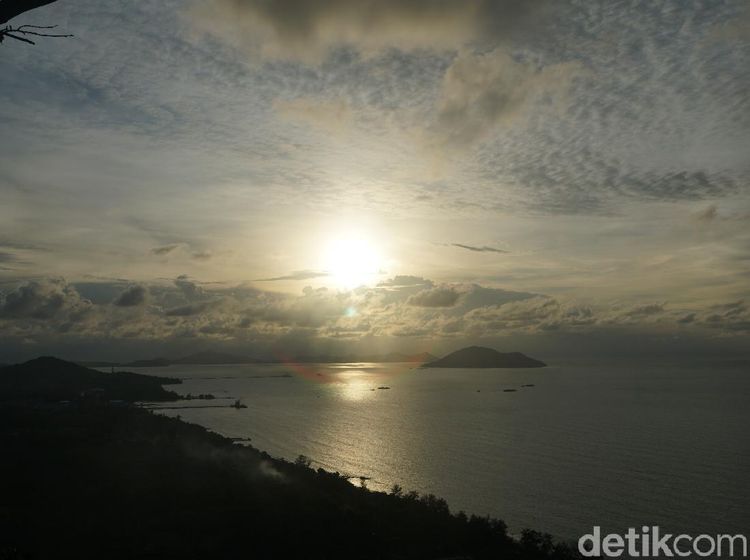 Dramatisnya Matahari Terbenam di Barat Tanah Borneo