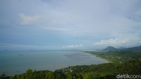 Untuk melihat keindahan alam Singkawang, kamu bisa datang ke Tanjung Bajau.