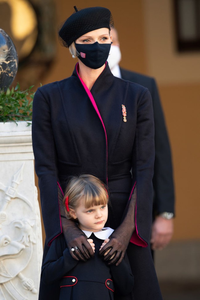 Namun untuk urusan gaya, Putri Charlene sebenarnya dikenal sebagai keluarga kerajaan yang berani bereksperimen dengan busana dan tak takut keluar dari pakem. Foto: Getty Images