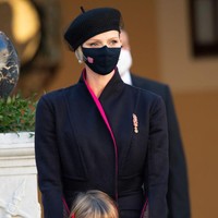 Namun untuk urusan gaya, Putri Charlene sebenarnya dikenal sebagai keluarga kerajaan yang berani bereksperimen dengan busana dan tak takut keluar dari pakem. Foto: Getty Images