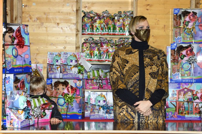 Penampilan terbarunya cukup membuat publik terkejut. Sebab Putri Charlene biasa tampil di publik dengan rambut pirang bergaya bob atau disanggul sederhana. Foto: Getty Images