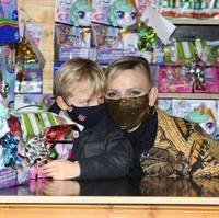 Sang Putri hadir bersama putranya, Pangeran Jacque. Dalam acara spesial tersebut, dia sendiri yang membagikan kado Natal untuk setiap anak yang datang. Foto: Getty Images