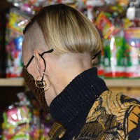 Istri dari Pangeran Albert ini mencukur rambut di bagian kiri sampai nyaris botak dan membiarkan rambut di sisi lainnya tetap panjang. Penampilannya tersebut membuat Putri Charlene terlihat seperti anak punk. Foto: Getty Images