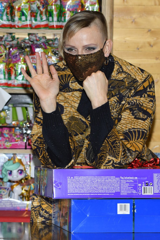 Putri Charlene dari Monako menghadiri acara penyaluran kado Natal pada Rabu (16/12/2020). Ia tampil dengan rambut bergaya half hawk. Foto: Getty Images