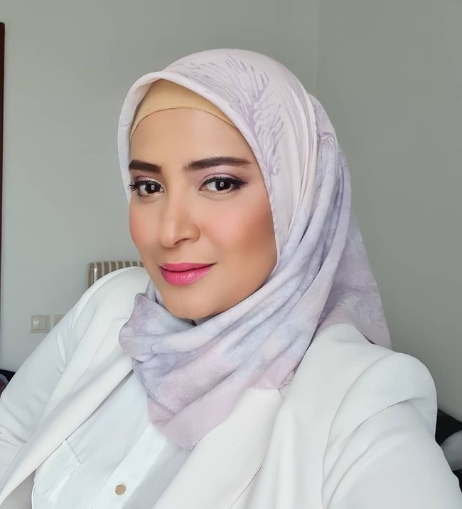 Rahma Sarita juga kerap menggunakan hijab dan dress pastel. Seperti yang dikenakan saat ia sedang menghadiri acara talkshow ini. Rahma tampil feminin dan anggun. Foto: Instagram @rahmasarita_jufri