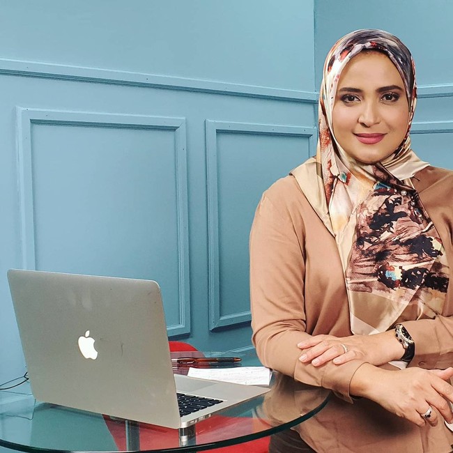 Rahma Sarita juga aktif di akun Youtubenya Realita TV. Ia biasanya membahas tentang kejadian yang sedang hangat diperbincangan tanah air dan mengundang narasumber untuk membahas suatu itu yang menarik. Akun YouTube miliknya tersebut sudah mempunyai 99 ribu subscribers. Foto: Instagram @rahmasarita_jufri