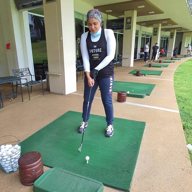 Ketika beraktivitas di luar rumah mencoba olahraga golf, Rahma Sarita memilih mengenakan buff sebagai penutup kepalanya. Dia memadukannya dengan memakai baju model turtle neck agar bagian leher tidak terlihat. Foto: Instagram @rahmasarita_jufri