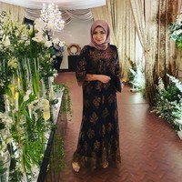 Ketika menghadiri acara pernikahan, Rahma Sarita memakai dres motif warna hitam dan hijab dengan warna senada. Wanita 45 tahun itu mengikat rapi hijabnya ke belakang dan hanya menggunakan satu jarum pentul yang berada di bawah lehernya. Foto: Instagram @rahmasarita_jufri
