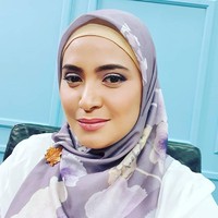 Terlepas dari masalah yang tengah menimpanya, dalam kesehariannya wanita keturunan Arab-Indonesia itu kerap tampil sederhana dan impel ketika memakai hijab. Hijab andalannya adalah hijab segiempat. Dalam foto ini, Rahma memakai hijab printing ungu muda dan aksesori brooch. Agar bagian depan rambut tidak terlihat Rahma memakai inner hijab bahan kaus. Foto: Instagram @rahmasarita_jufri