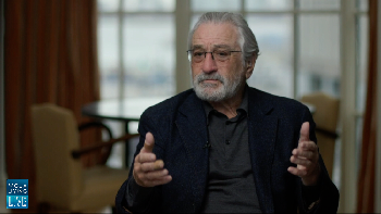 Bahkan di tahun 2022 di mana sudah era ponsel cerdas, aktor Robert DeNiro masih menggunakan ponsel flip jadul karena menurutnya mudah digunakan. “Saya tidak menggunakan Facebook, tidak menggunakan Twitter, tidak… apa yang lainnya?” tanya dia. Maksudnya adalah Instagram. Foto: (dok. Mola TV)