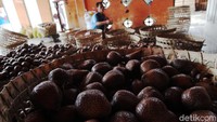 Salak pondoh merupakan jenis buah tropis yang banyak ditemukan di kawasan Sleman. 