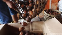 Sleman menjadi salah satu penghasil buah salak terbesar. 