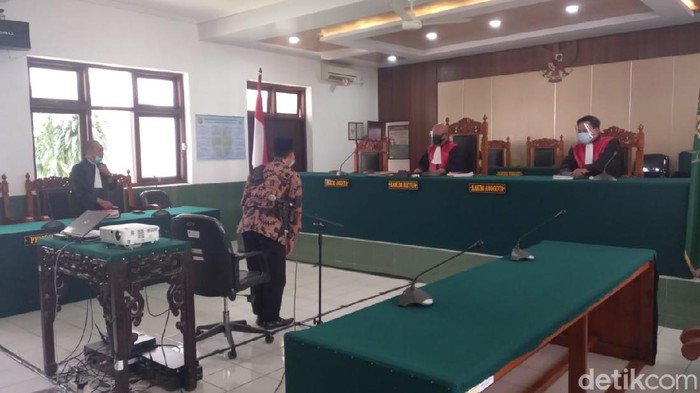 Sidang kasus konser dangdutan saat pandemi virus Corona atau COVID-19 dengan terdakwa Wakil Ketua DPRD Kota Tegal Wasmad Edi Susilo, Kamis (17/12/2020).