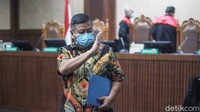 Tommy juga meminta hukuman seringan-ringannya atas tuntutan 1  tahun 6 bulan penjara oleh jaksa penuntut umum.  