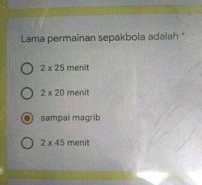 Lagian pilihan jawabannya ngadi-ngadi sih. Siapa nih yang kalau main sepak bola dari pagi sampai magrib? Foto: Twitter/@txtdaripelajar