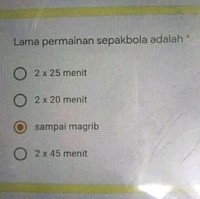 Lagian pilihan jawabannya ngadi-ngadi sih. Siapa nih yang kalau main sepak bola dari pagi sampai magrib? Foto: Twitter/@txtdaripelajar