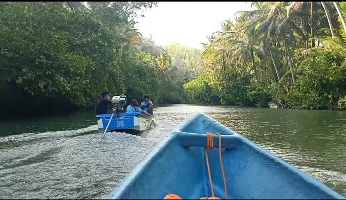Sungai Maroon di Pacitan merupakan salah satu sungai bersih meski digempur pembangunan dan modernisasi. Cocok dikunjungi untuk wisata.