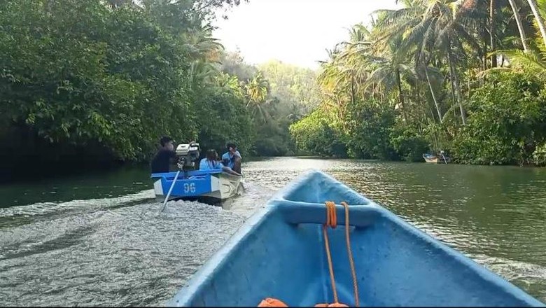 Sungai Maroon yang Tetap Asri di Tengah Gempura Modernisasi Sungai Maroon di Pacitan merupakan salah satu sungai bersih meski digempur pembangunan dan modernisasi. Cocok dikunjungi untuk wisata.