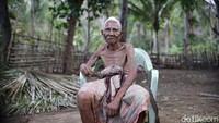 Alfonsius Moruk warga di Kabupaten Malaka, Timor Tengah Selatan, NTT, menunjukan sejumlah tato yang ada di tubuhnya.   