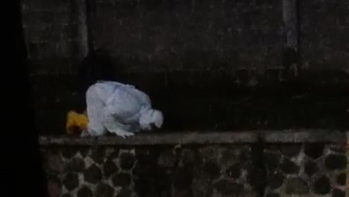 Tenaga kesehatan di Tasikmalaya tertangkap kamera salat di trotoar