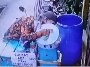 Jorok! Terekam Kamera CCTV, Penjual Siomay Ludahi Bumbu Kacang