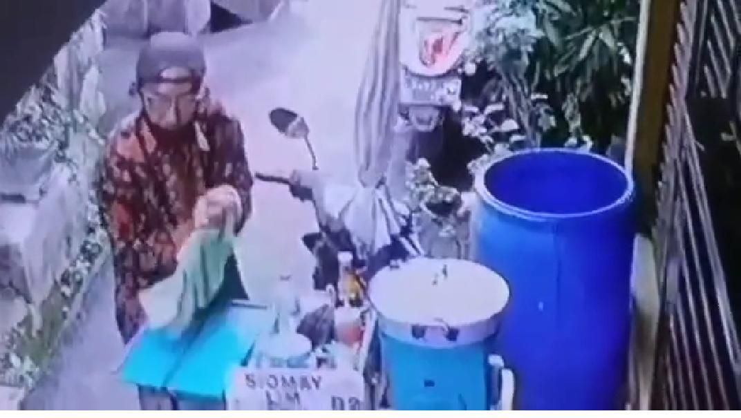 Terekam Kamera CCTV, Penjual Siomay Ludahi Bumbu Kacang