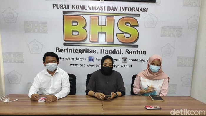 Hasil Pilkada Sidoarjo belum ditetapkan secara resmi oleh KPU setempat. Namun dalam hasil rekapitulasi, paslon Ahmad Muhdlor Ali-Subandi menang tipis.